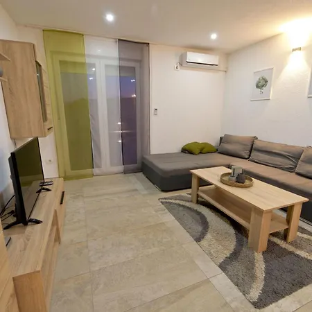 Luka Mit Pool- Gelegen In By Interhome Vikendica Pula