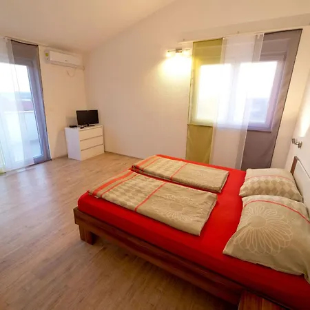 Сasa de vacaciones Luka Mit Pool- Gelegen In By Interhome *
