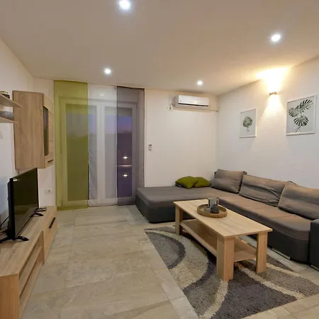 Luka Mit Pool- Gelegen In By Interhome Сasa de vacaciones