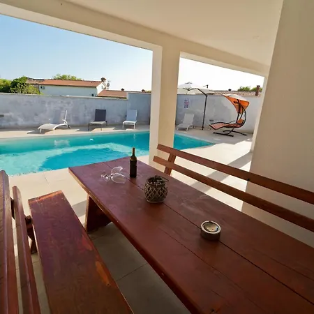 בית נופש Luka Mit Pool- Gelegen In By Interhome *