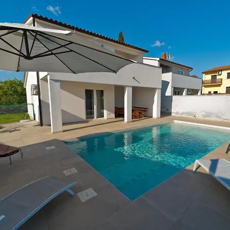 Nyaraló Luka Mit Pool- Gelegen In By Interhome *