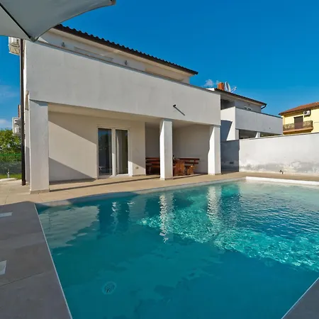 Luka Mit Pool- Gelegen In By Interhome * פולה