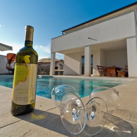 Luka Mit Pool- Gelegen In By Interhome Nyaraló