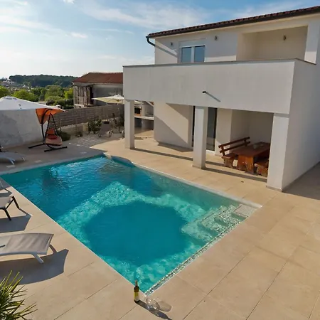 Luka Mit Pool- Gelegen In By Interhome Nyaraló