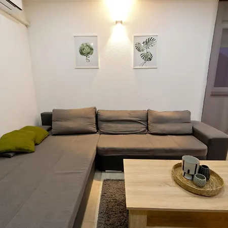 Luka Mit Pool- Gelegen In By Interhome プーラ